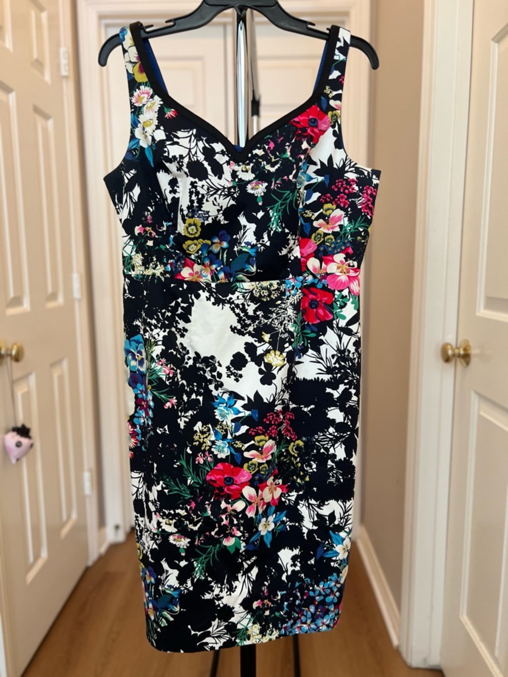 Leifnotes Vintage Floral V-Neck Sheath Dress in Black & Multicolor